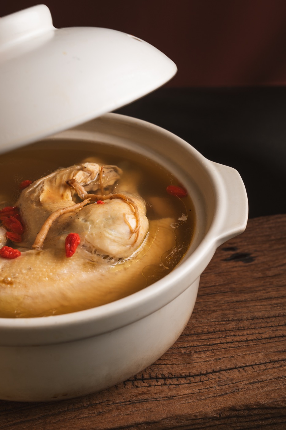 ไก่ตุ๋นโสม 6 ชั่วโมงในหม้อดิน โรยเก๋ากี้ เสิร์ฟร้อน